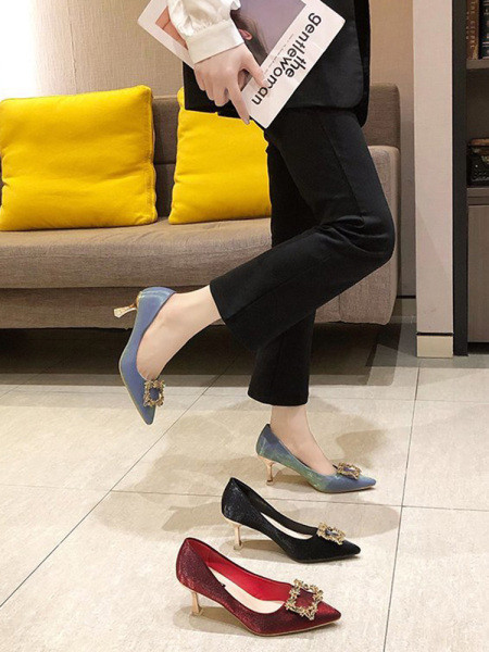 Μοντέρνα γυναικεία παπούτσια με ψηλά τακούνια και διακοσμητικές πέτρες