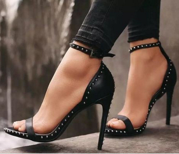 Μοντέρνα γυναικεία σανδάλια με ψηλά τακούνια σε μαύρο και μεταλλικά τρουξ