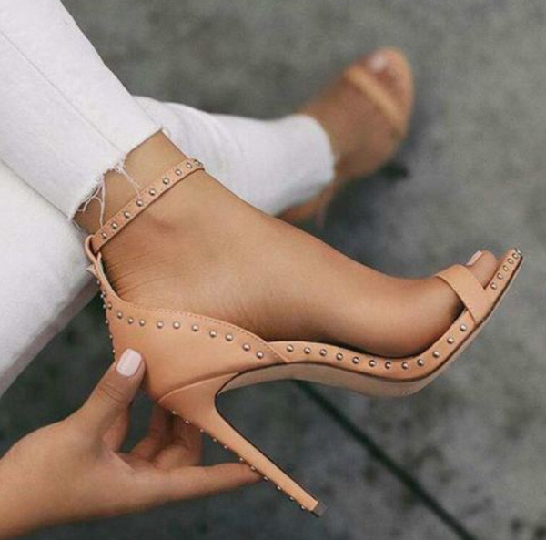 Μοντέρνα γυναικεία σανδάλια με ψηλά τακούνια σε μαύρο και μεταλλικά τρουξ