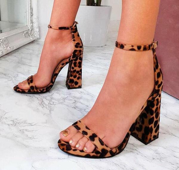 Γυναικεία σανδάλια με μοτίβο λεοπάρδαλη και ψηλό τακούνι