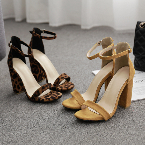 Γυναικεία σανδάλια με μοτίβο λεοπάρδαλη και ψηλό τακούνι