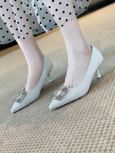 Öko-seemisnahast moodsad ja metallelemendiga naiste kingad