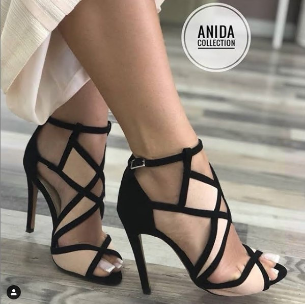 Σύγχρονα ψηλοτάκουνα σανδάλια και κορδόνια από οικολογικό σουέτ