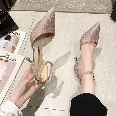 Μοντέρνα γυναικεία παπούτσια με ψηλά τακούνια και γυαλιστερό αποτέλεσμα σε χρυσό και ασήμι χρώμα