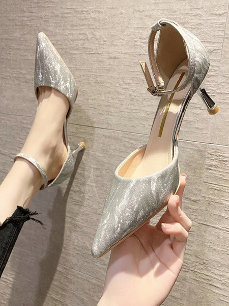 Μοντέρνα γυναικεία παπούτσια με ψηλά τακούνια και γυαλιστερό αποτέλεσμα σε χρυσό και ασήμι χρώμα
