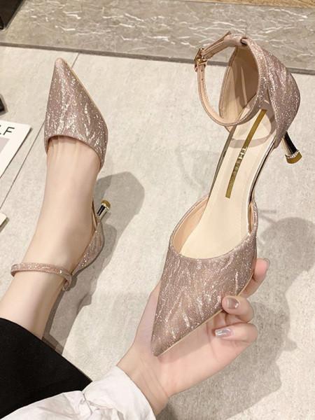 Μοντέρνα γυναικεία παπούτσια με ψηλά τακούνια και γυαλιστερό αποτέλεσμα σε χρυσό και ασήμι χρώμα