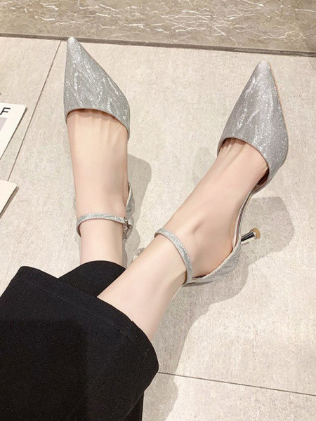 Μοντέρνα γυναικεία παπούτσια με ψηλά τακούνια και γυαλιστερό αποτέλεσμα σε χρυσό και ασήμι χρώμα