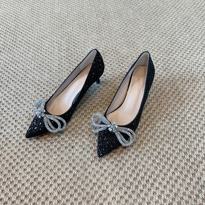 Κομψά γυναικεία μυτερά παπούτσια με γυαλιστεό εφέ και λεπτό τακούνι