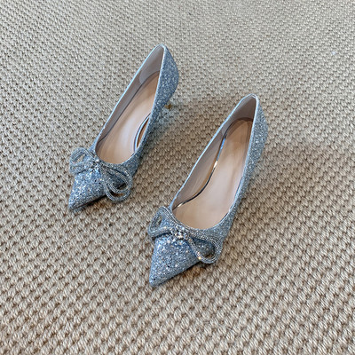 Κομψά γυναικεία μυτερά παπούτσια με γυαλιστεό εφέ και λεπτό τακούνι