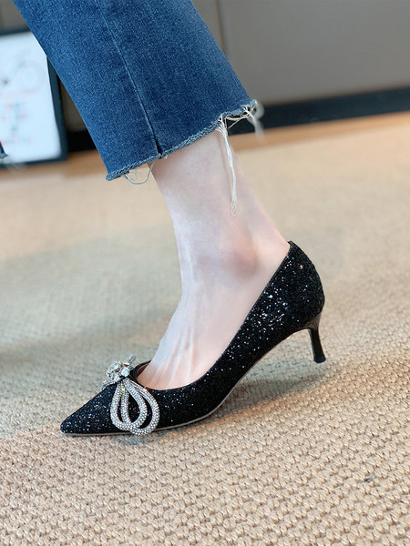 Κομψά γυναικεία μυτερά παπούτσια με γυαλιστεό εφέ και λεπτό τακούνι