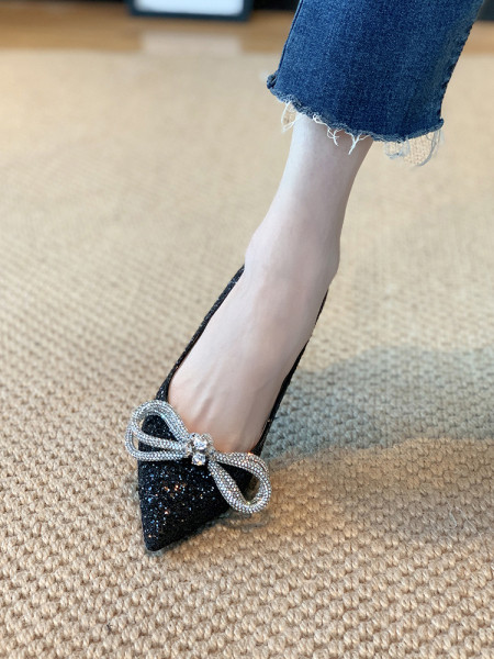 Κομψά γυναικεία μυτερά παπούτσια με γυαλιστεό εφέ και λεπτό τακούνι