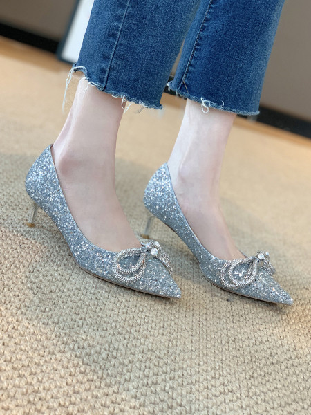 Κομψά γυναικεία μυτερά παπούτσια με γυαλιστεό εφέ και λεπτό τακούνι
