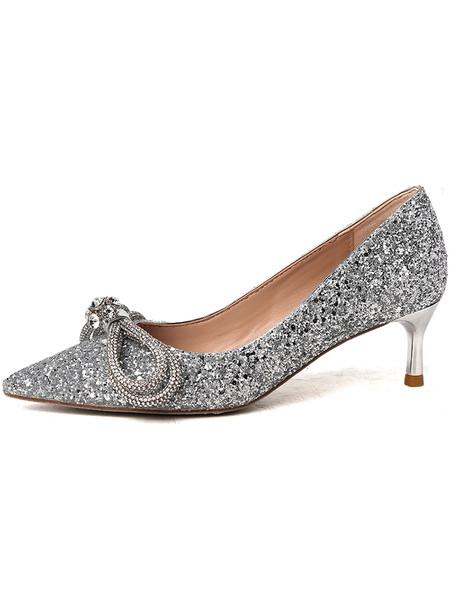 Κομψά γυναικεία μυτερά παπούτσια με γυαλιστεό εφέ και λεπτό τακούνι
