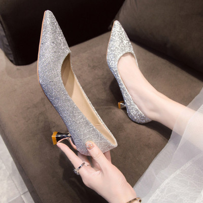 Μοντέρνα γυναικεία παπούτσια με γυαλιστερό αποτέλεσμα και τακούνι 4,5 cm