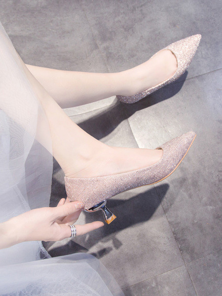 Μοντέρνα γυναικεία παπούτσια με γυαλιστερό αποτέλεσμα και τακούνι 4,5 cm