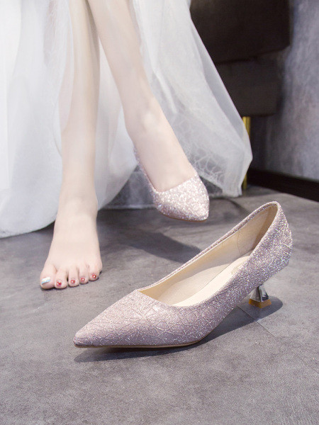 Μοντέρνα γυναικεία παπούτσια με γυαλιστερό αποτέλεσμα και τακούνι 4,5 cm