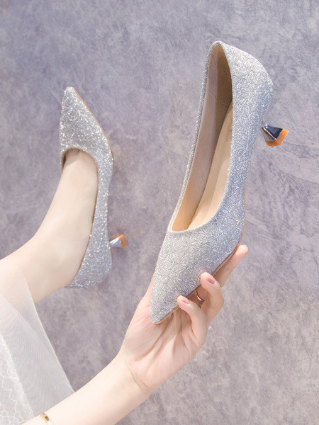 Μοντέρνα γυναικεία παπούτσια με γυαλιστερό αποτέλεσμα και τακούνι 4,5 cm