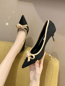 Μοντέρνα γυναικεία μυτερά παπούτσια με κορδέλα - ύψος τακουνιού 6 cm