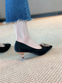 Κομψά γυναικεία παπούτσια με τακούνι 6 cm και μεταλλική αγκράφα