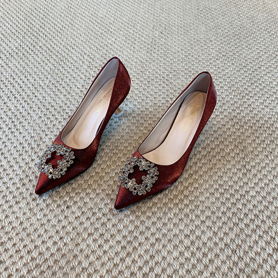 Κομψά γυναικεία παπούτσια με τακούνι 6 cm και μεταλλική αγκράφα