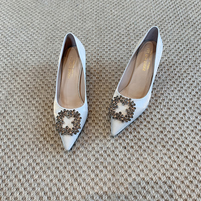 Κομψά γυναικεία παπούτσια με τακούνι 6 cm και μεταλλική αγκράφα