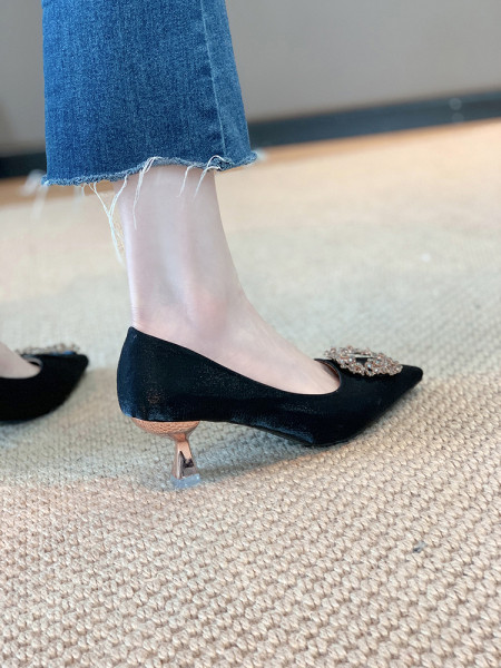 Κομψά γυναικεία παπούτσια με τακούνι 6 cm και μεταλλική αγκράφα