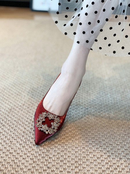 Κομψά γυναικεία παπούτσια με τακούνι 6 cm και μεταλλική αγκράφα