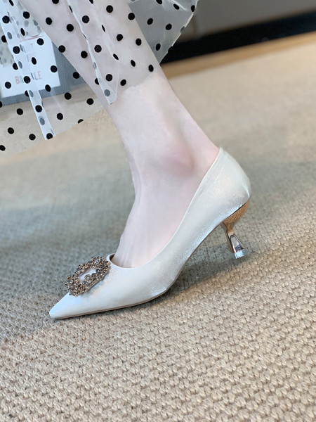 Κομψά γυναικεία παπούτσια με τακούνι 6 cm και μεταλλική αγκράφα