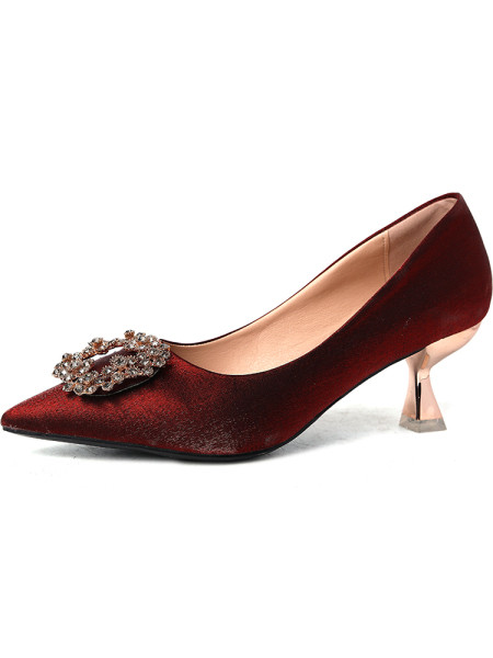 Κομψά γυναικεία παπούτσια με τακούνι 6 cm και μεταλλική αγκράφα