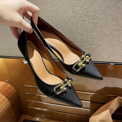 Μοντέρνα γυναικεία μυτερά παπούτσια με μεταλλικό στοιχείο - ύψος τακουνιού 6 cm