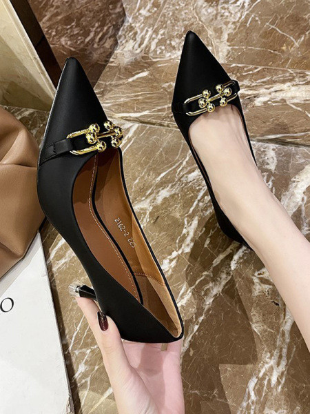 Μοντέρνα γυναικεία μυτερά παπούτσια με μεταλλικό στοιχείο - ύψος τακουνιού 6 cm