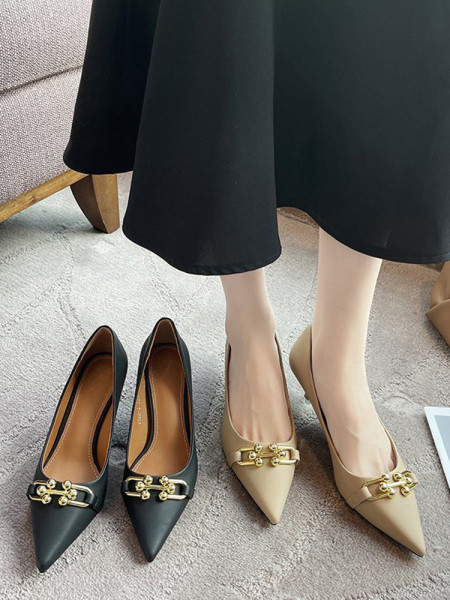 Μοντέρνα γυναικεία μυτερά παπούτσια με μεταλλικό στοιχείο - ύψος τακουνιού 6 cm