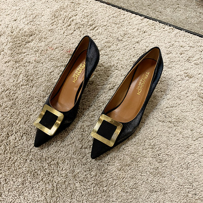 Μυτερό μοντέλο γυναικεία παπούτσια με μεταλλική αγκράφα