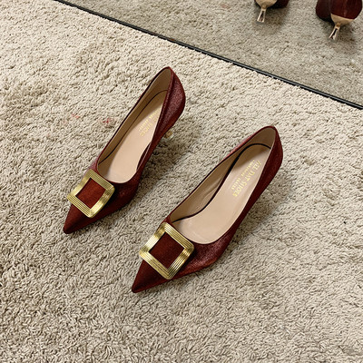 Μυτερό μοντέλο γυναικεία παπούτσια με μεταλλική αγκράφα