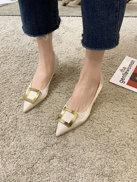 Μυτερό μοντέλο γυναικεία παπούτσια με μεταλλική αγκράφα