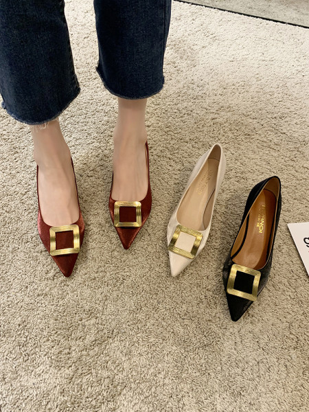 Μυτερό μοντέλο γυναικεία παπούτσια με μεταλλική αγκράφα