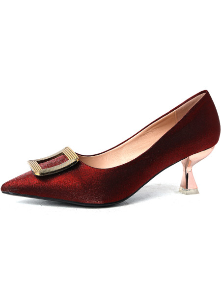 Μυτερό μοντέλο γυναικεία παπούτσια με μεταλλική αγκράφα