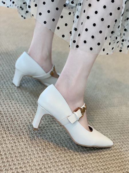 Γυναικεία έκο δερμάτινα παπούτσια με αγκράφα και λεπτό τακούνι