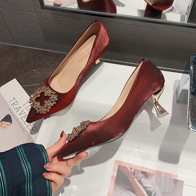 Κομψά γυναικεία παπούτσια με αγκράφα και διακοσμιτικές πέτρες