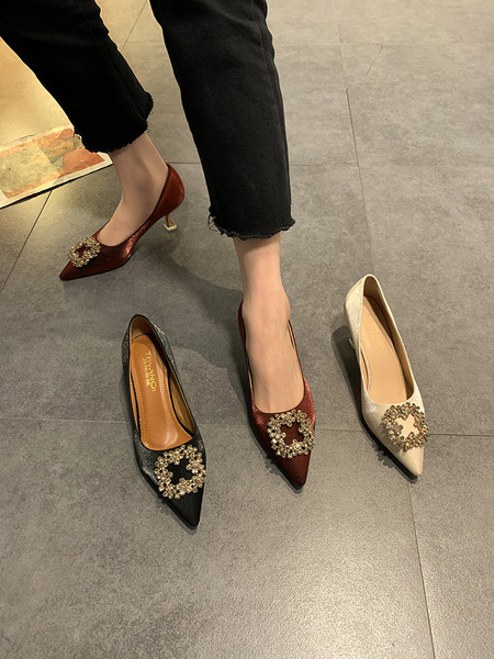 Κομψά γυναικεία παπούτσια με αγκράφα και διακοσμιτικές πέτρες