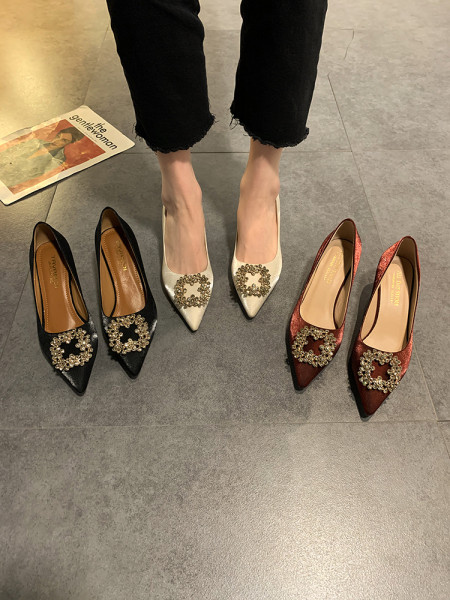Κομψά γυναικεία παπούτσια με αγκράφα και διακοσμιτικές πέτρες