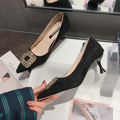 Κομψά γυναικεία παπούτσια από οικολογικό σουέτ και μεταλλικό στοιχείο