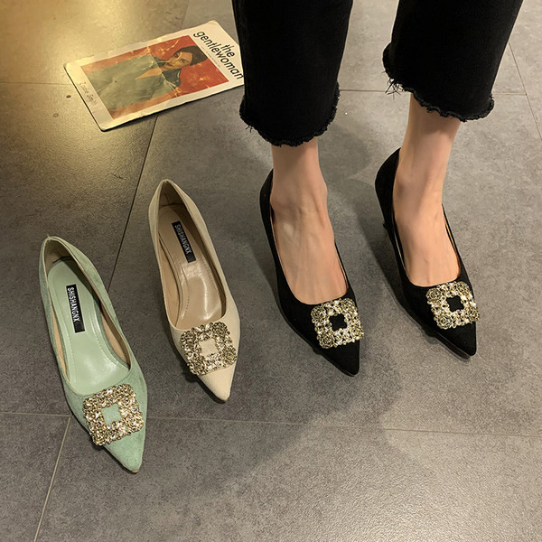 Κομψά γυναικεία παπούτσια από οικολογικό σουέτ και μεταλλικό στοιχείο