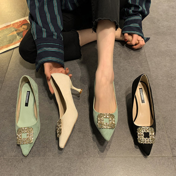 Κομψά γυναικεία παπούτσια από οικολογικό σουέτ και μεταλλικό στοιχείο