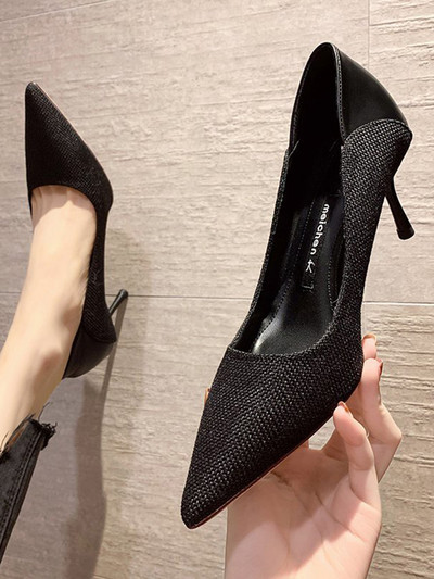 Модерни дамски заострени обувки в черен и бежов цвят