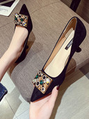 Μοντέρνα γυναικεία μυτερά παπούτσια με πέτρες