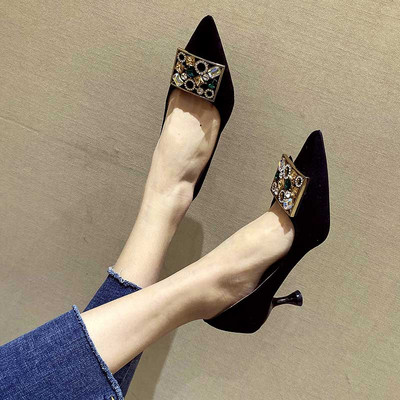 Μοντέρνα γυναικεία μυτερά παπούτσια με πέτρες