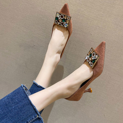 Μοντέρνα γυναικεία μυτερά παπούτσια με πέτρες