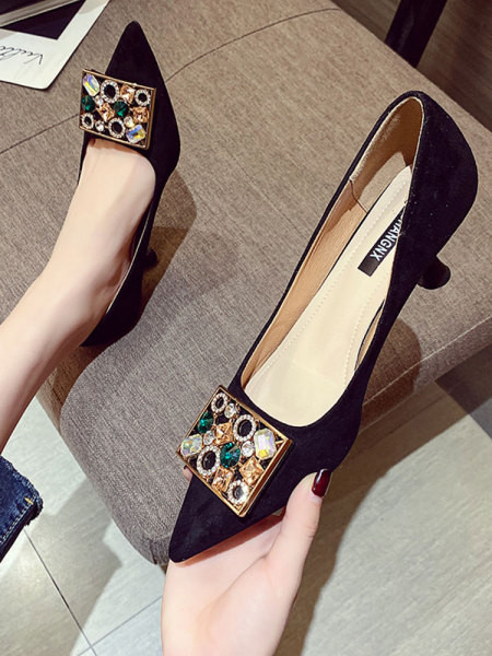 Μοντέρνα γυναικεία μυτερά παπούτσια με πέτρες