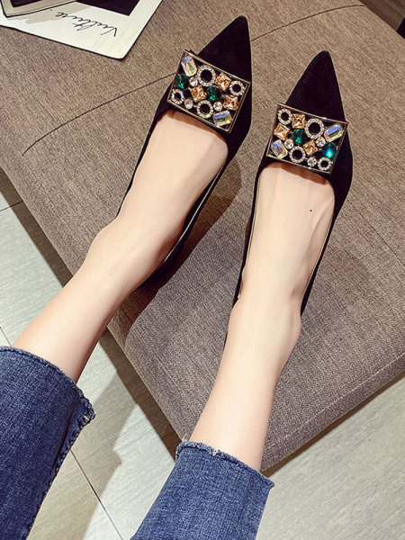 Μοντέρνα γυναικεία μυτερά παπούτσια με πέτρες